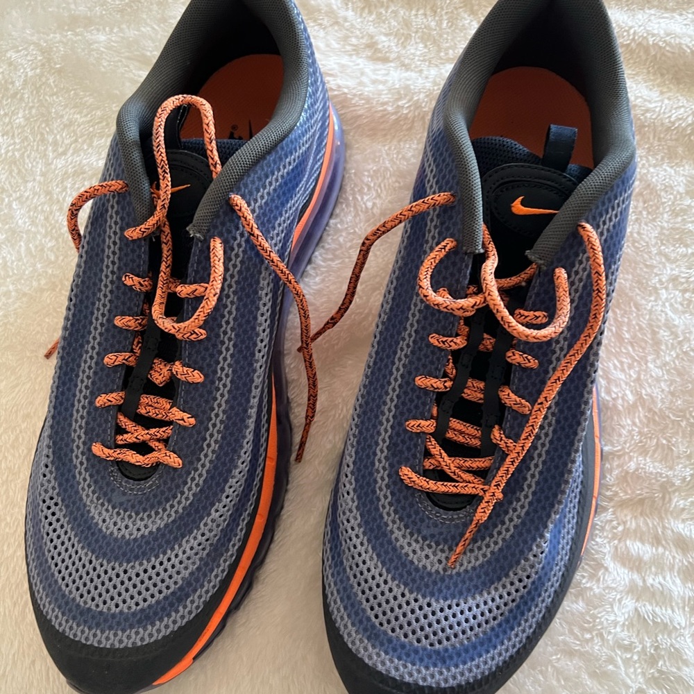 Men’s Nike Air tennis shoes.